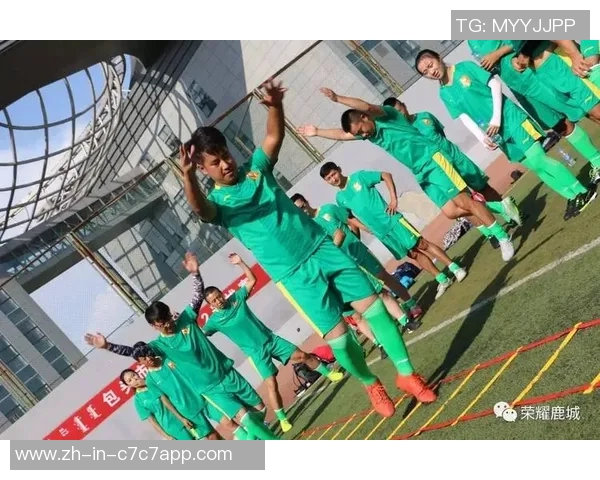 四位足球巨星并肩而立 展现独特风采与无尽荣耀 四位足球巨星并肩而立 展现独特风采与无尽荣耀